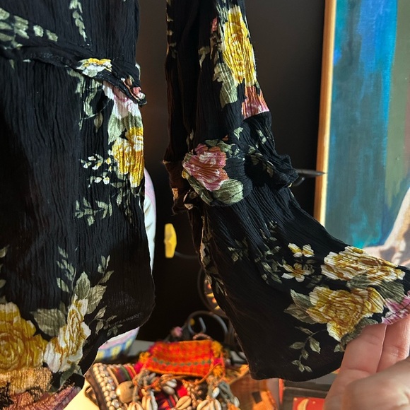 American Eagle Outfitters Boho Black Floral Top Size Small - Picture 4 of 16